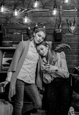 Kızlar rahat yüzleri metalik kupalar tutun, coziness içecekler tadını çıkarın. Arkadaşlar, Aile keyifli akşam, iç arka plan geçirmek. Arkadaşlar hugs süre var içten konuşma. Dedikodu görüşmeler kavramı