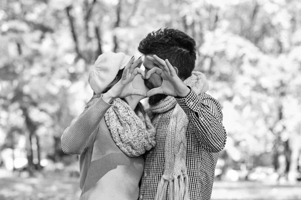Citas y otoño concepto de amor. Pareja enamorada de bufandas —  Fotos de Stock