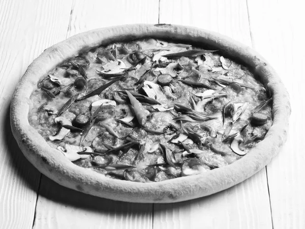 Würzige Pizza mit Chilischoten. Essen zum Mitnehmen mit knusprigen Ecken — Stockfoto