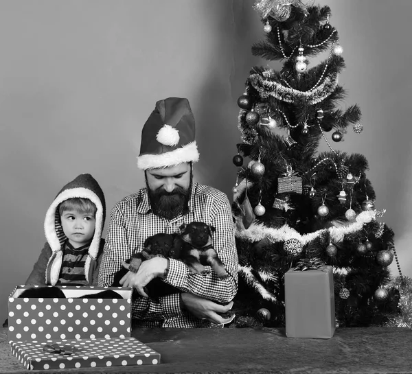クリスマスプレゼント-幸せな子供の男の子と髭の父 — ストック写真