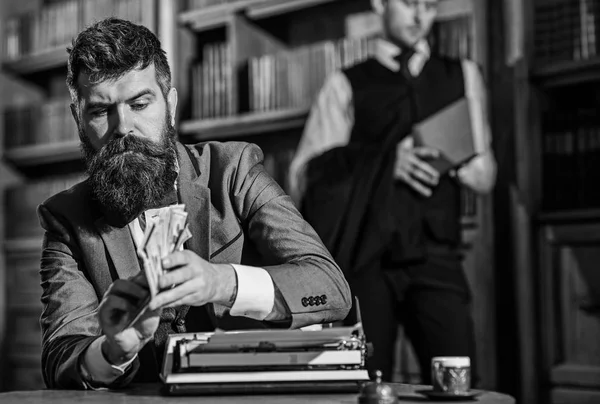 Schreiben und Honorarkonzept. Mann im altmodischen Anzug hält Geld in der Hand. — Stockfoto