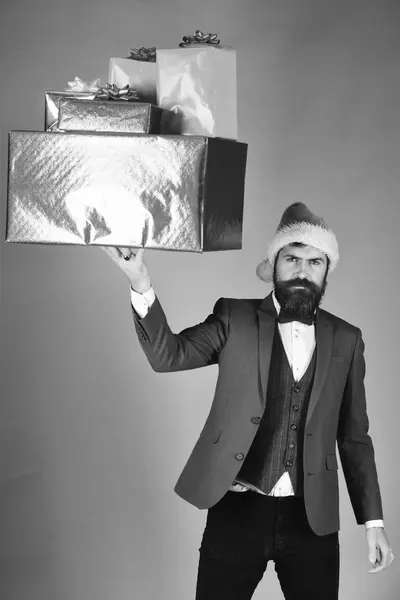 Biznesmen z brodą trzymający ogromne pudełka prezentów — Zdjęcie stockowe