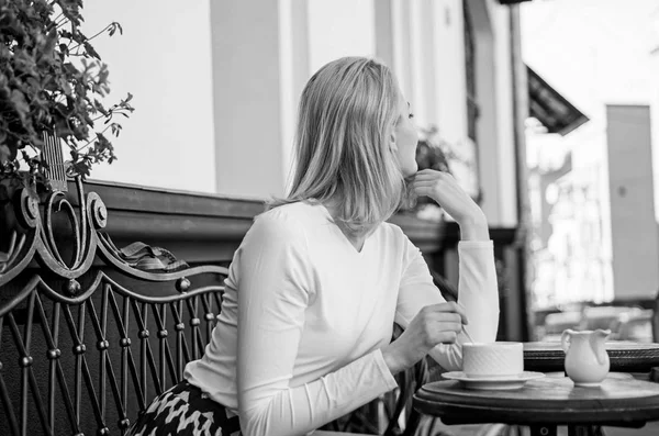 Como gosto de ser pontas simples. Mulher solitária esperar data. Namoro conselhos para as mulheres. Ainda estou à espera dele. Mulher senta-se sozinho café terraço fundo urbano desfocado. Menina sentar-se sozinho café esperando ele — Fotografia de Stock