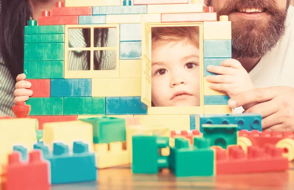 창 및 문 및 아이 장난감 벽돌 벽 — 스톡 사진