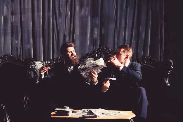 Luxus élet koncepció. Öltönyös férfiak, üzletemberek ülnek. — Stock Fotó