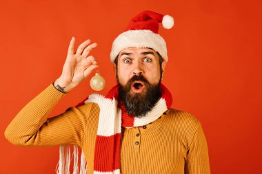 Noel Baba 'nın elinde Noel ağacı süsü var. Kış tatili ve dekor