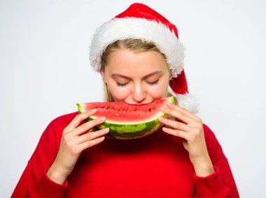 Egzotik kış tatili. Yeni yıl egzotik resort kutlamak. Noel kız karpuz yemek. Kız Noel Baba şapkası karpuz beyaz arka plan yemek. Yolları tropikal Noel tadını çıkarın. Egzotik Noel kutlamaları