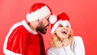 Sakal ve kadın santa şapka kırmızı arka planı olan adam. Noel maskeli balo karnival kavramı. Çift neşeli yüzü Noel kutlaması. Noel Baba kostüm Kiralama. Çift kutlamak kış tatil Noel partisi