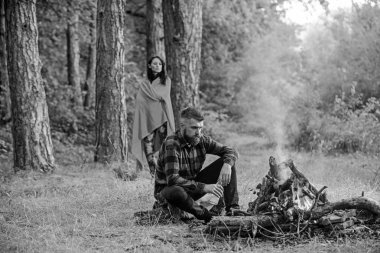 Biralı maço şenlik ateşinin yanında oturuyor, karısıyla tatile çıkıyor..