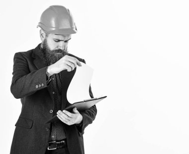 Beyaz adam izole bir pano dolduruyor kask içinde işçi