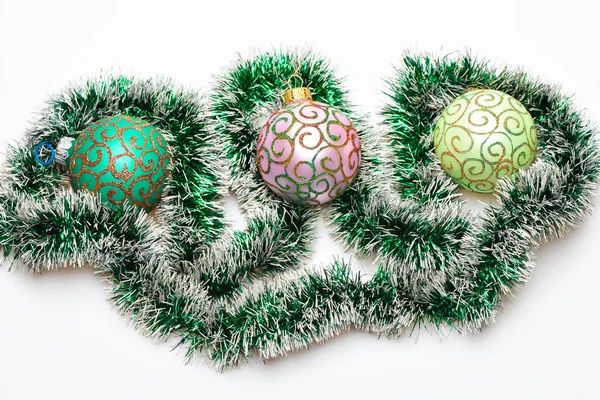 Hojalata y bolas con purpurina y adornos decorativos brillantes. Concepto de decoración navideña. Tinsel de Navidad con adornos o decoración sobre fondo blanco —  Fotos de Stock
