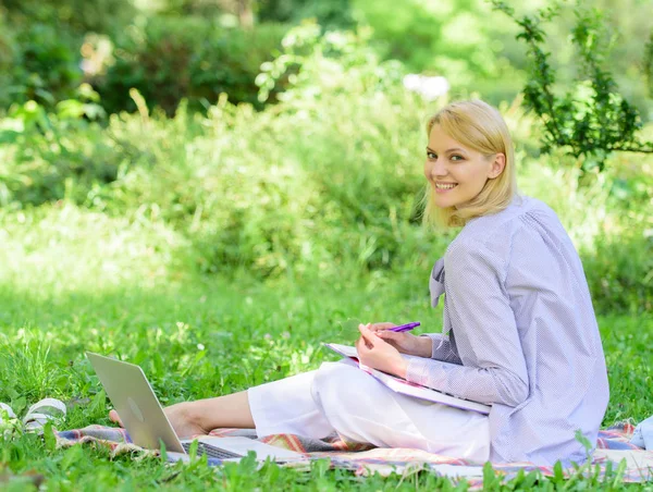 Szabad távoli munkát szálláshelyén. Irányító üzleti távoli szabadban. Nő laptop sit füves rét. Legjobb munkahely távolról dolgozni. Üzleti lady szabadúszó munka közben a szabadban. Távoli munkát koncepció — Stock Fotó