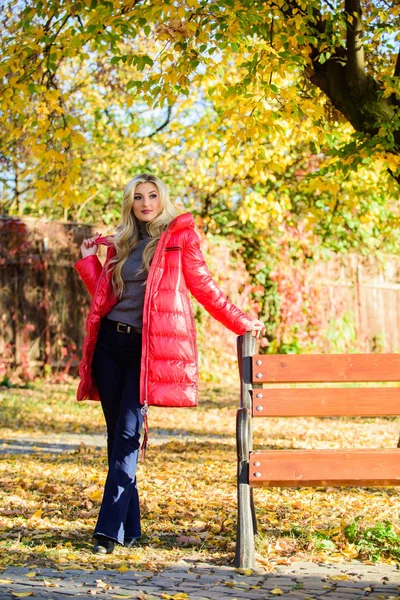 Осінь концепція моди. Леді приваблива модниця позує в піджаку. Куртка для концепції осіннього сезону. Жінка модна блондинка з макіяжем стоїть в автономному парку. Дівчина носить червоний яскравий теплий піджак — стокове фото