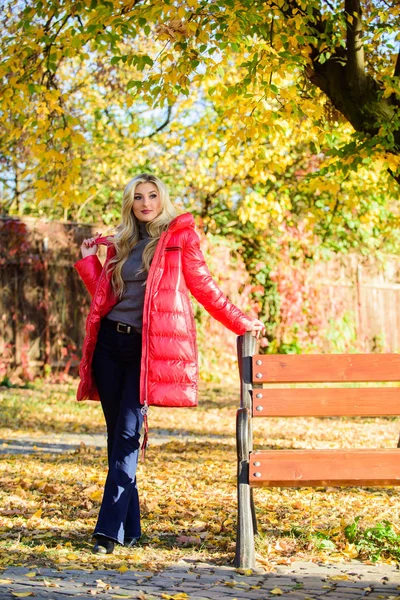 Concepto de moda de otoño. Lady atractiva fashionista posando en chaqueta. Chaqueta para concepto de temporada de otoño. Mujer rubia de moda con puesto de maquillaje en el parque otoñal. Chica desgaste rojo brillante chaqueta caliente —  Fotos de Stock