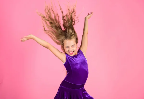 Αίθουσα χορού latin χορού χτενίσματα. Παιδί κορίτσι με μακριά μαλλιά φόρεμα σε ροζ φόντο. Πράγματα που πρέπει να ξέρετε για χορό αιθουσών χορού χτένισμα. Χτένισμα για χορεύτρια. Πώς να κάνει περιποιημένο χτένισμα για το παιδί — Φωτογραφία Αρχείου