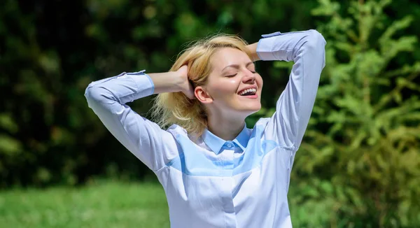 Todos os dias de meditação. Razões que você deve meditar todos os dias. Limpa a mente. Encontre um minuto para relaxar. Menina meditar grama verde natureza fundo. Descontrai-te. Mulher relaxante praticando meditação — Fotografia de Stock