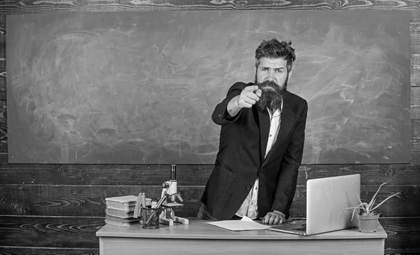 Öğrenci veya öğrenci için söz. Öğretmen sakallı adam ilginç hikaye anlatayım. Öğretmen karizmatik hipster tablo sınıf kara tahta arka plan dur. Öğretmen ilginç muhatap en iyi arkadaşım