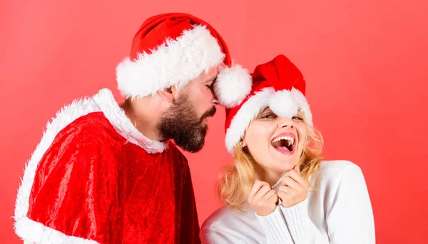 Homme avec barbe et femme santa chapeau fond rouge. Mascarade de Noël concept de carnaval. Couple visage joyeux célébrer Noël. Louez un costume de père Noël. Couple célébrer Noël vacances d'hiver fête — Photo