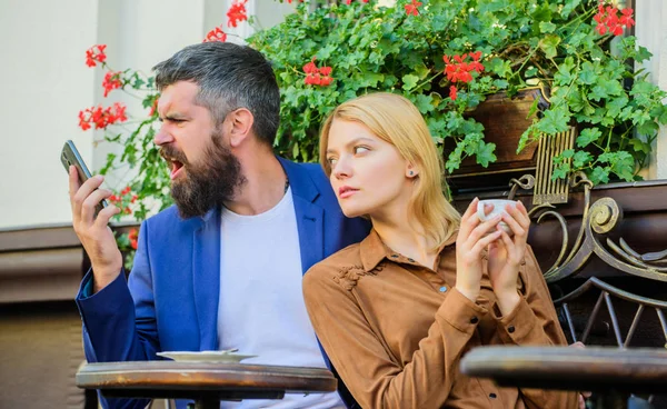 Dingen weten voordat je datum ondernemer-zakenman. Zoeken en datum zakenman. Paar in liefde sit café terras genieten van koffie terwijl man spreken telefoon. Meisje daten met zakenman. Dating zakenman — Stockfoto