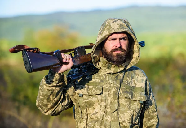 Un tipo cazando ambiente natural. Cazador de barba rifle fondo de la naturaleza. Animales de cosecha típicamente restringidos. Concepto de pasatiempo de caza. La experiencia y la práctica dan éxito a la caza. Temporada de caza —  Fotos de Stock