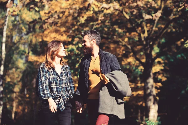 Meisje met baard jongen of gelukkige minnaars op een date — Stockfoto