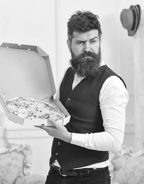Maço klasik giysiler pizza, lüks iç arka plan yemek olacak şüpheli yüzünde aç. Sakal ve bıyık teslim tutar kutusu lezzetli taze sıcak pizza ile olan adam. Pizza teslim kavramı — Stok fotoğraf