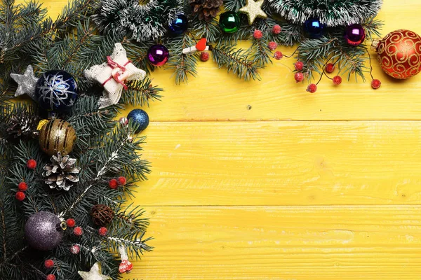 Dekoracje świąteczne na żółtym drewnianym tle tekstury — Zdjęcie stockowe
