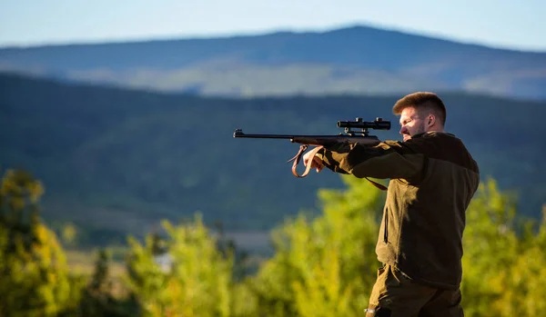 Jäger khaki Kleidung bereit zur Jagd halten Gewehrberge Hintergrund. Jäger mit Gewehr auf der Suche nach Tier. Jagdtrophäe. Männergewehr für die Jagd. Mentale Vorbereitung auf die Jagd individueller Prozess — Stockfoto