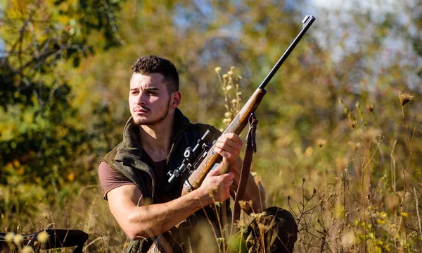 L'homme chasse l'animal. Chasseur avec fusil prêt à chasser fond nature. Stratégie ou méthode de chasse pour localiser le ciblage et tuer les animaux ciblés. Compétences et stratégie de chasse — Photo