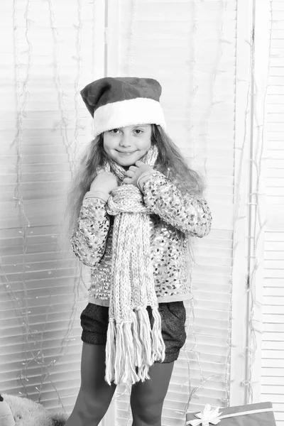El chico se prepara para Navidad. Vacaciones de invierno y concepto infantil. — Foto de Stock