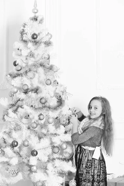 Ragazza con volto felice vicino albero di Natale bianco e blu — Foto Stock