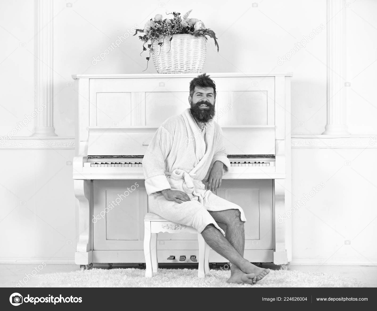 Retrato De Um Pianista Com Barba Confiável, Parado Perto Do Piano Em Casa  Na Sala De Estar. Imagem de Stock - Imagem de pessoa, adulto: 214342135