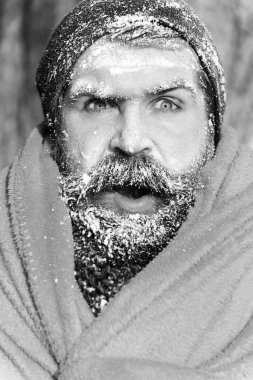 Şaşırmış adam donmuş, sakal ve bıyık sakallı hippi beyaz kış günü açık havada doğal adam turuncu battaniyeye sarılmış frost ile kaplı