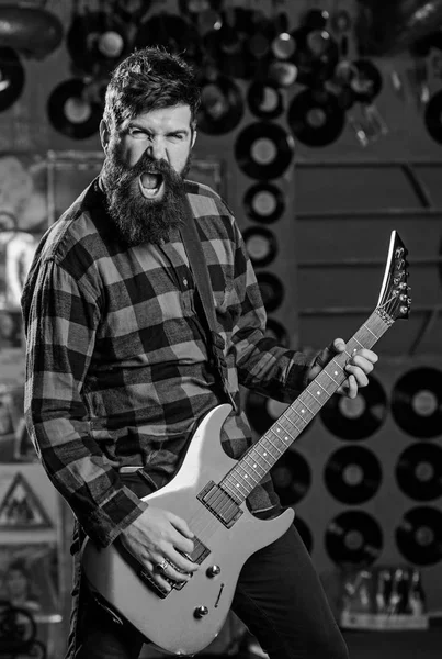 Guitarrista em face gritando tocando guitarra elétrica no palco — Fotografia de Stock
