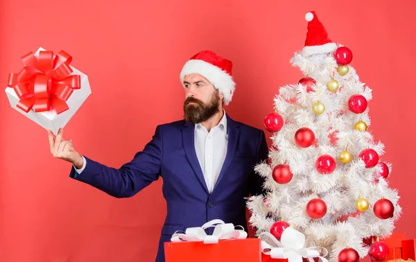 Homem barbudo hipster terno formal feliz comemorar o Natal. Entrega rápida de presentes. Conceito de serviço de presente. Enviar ou receber presentes de Natal. Caixa de presente com fita festiva arco caindo para a direita para a mão masculina — Fotografia de Stock