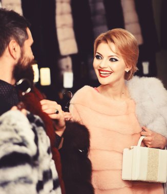 Zerafet ve glamour kavramı. Kadın satın kürklü ceket