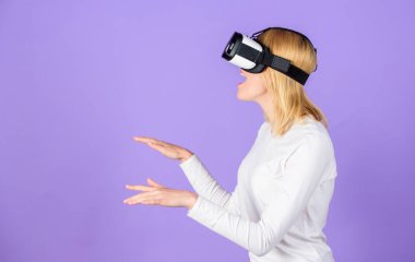 Sanal gerçeklik keşfedin. Dijital aygıt ve modern olanakları. Kadın başa takılı ekran menekşe arka plan. Sanal gerçeklik ve gelecekteki teknolojileri. Kız kullanım modern teknoloji vr kulaklık
