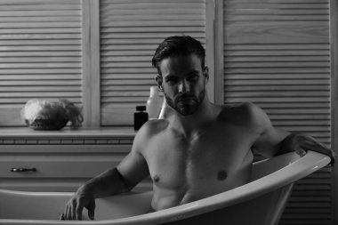 Tuvalet eşyaları arka planda olan adam.