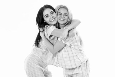 Kız ya da arkadaşlarım pijama. Sarışın ve esmer gülümseyen yüzler uyku giysileri üzerinde şirin ve samimi görünüyor. Kız kardeşim en iyi arkadaş kavramı. Kızlar sıkı, izole üzerinde beyaz arka plan sarılma