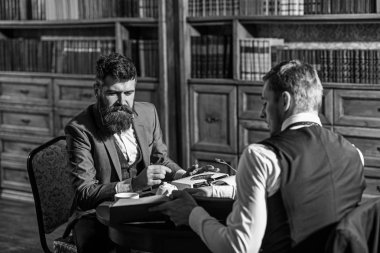 Yazar ile meşgul yüz kullanım daktilo, yeni makale üzerinde çalışır