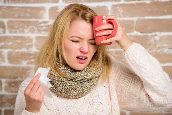 Woman feels badly ill sneezing. Girl in scarf hold tissue or napkin suffer headache. Runny nose symptom of cold. Tips how get rid of cold. Cold and flu remedies. Remedies should help beat cold fast — Stock Photo, Image