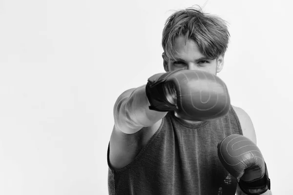 Muž se štětinami a jistý tvář nosí Boxerské rukavice — Stock fotografie