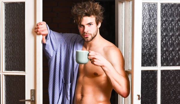 Sexy macho peluqueado saliendo por la puerta del dormitorio. Amante de los hombres cerca de puerta. Sexy concepto amante soltero. Esa fue una gran noche. Guy amante atractivo disfrutar del café de la mañana. Amante seductor lleno de deseo — Foto de Stock