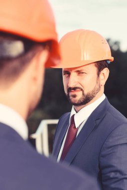 Bina ve kavram mühendislik. Yöneticileri akıllı takım elbise giymek