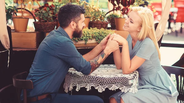 Chica feliz y enamorarse de hombre barbudo — Foto de Stock