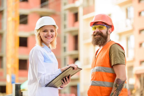 Conceito de negócio bem sucedido. Compra de materiais de construção. Indústria da construção. Foreman estabeleceu fornecimento de materiais de construção. Especialista e construtor se comunicar sobre fornecimento de materiais de construção — Fotografia de Stock