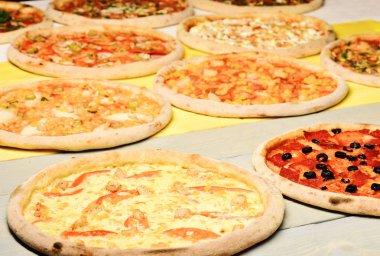 Etli, mantarlı, domatesli ve peynirli pizza çemberi