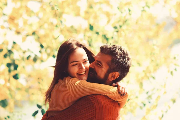 Hombre y mujer con caras felices en el fondo de los árboles de otoño — Foto de Stock