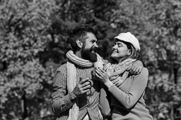 Familien- und Herbstrunk-Konzept. Verliebtes Paar — Stockfoto