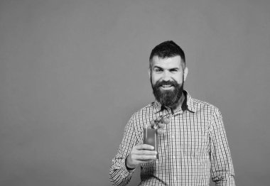 Mutlu yüzlü çiftçi taze domates suyu sunuyor..